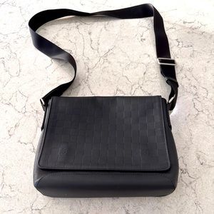 Brand New Louis Vuitton District Messenger Bag
Damier Infini MM GORGEOUS!!